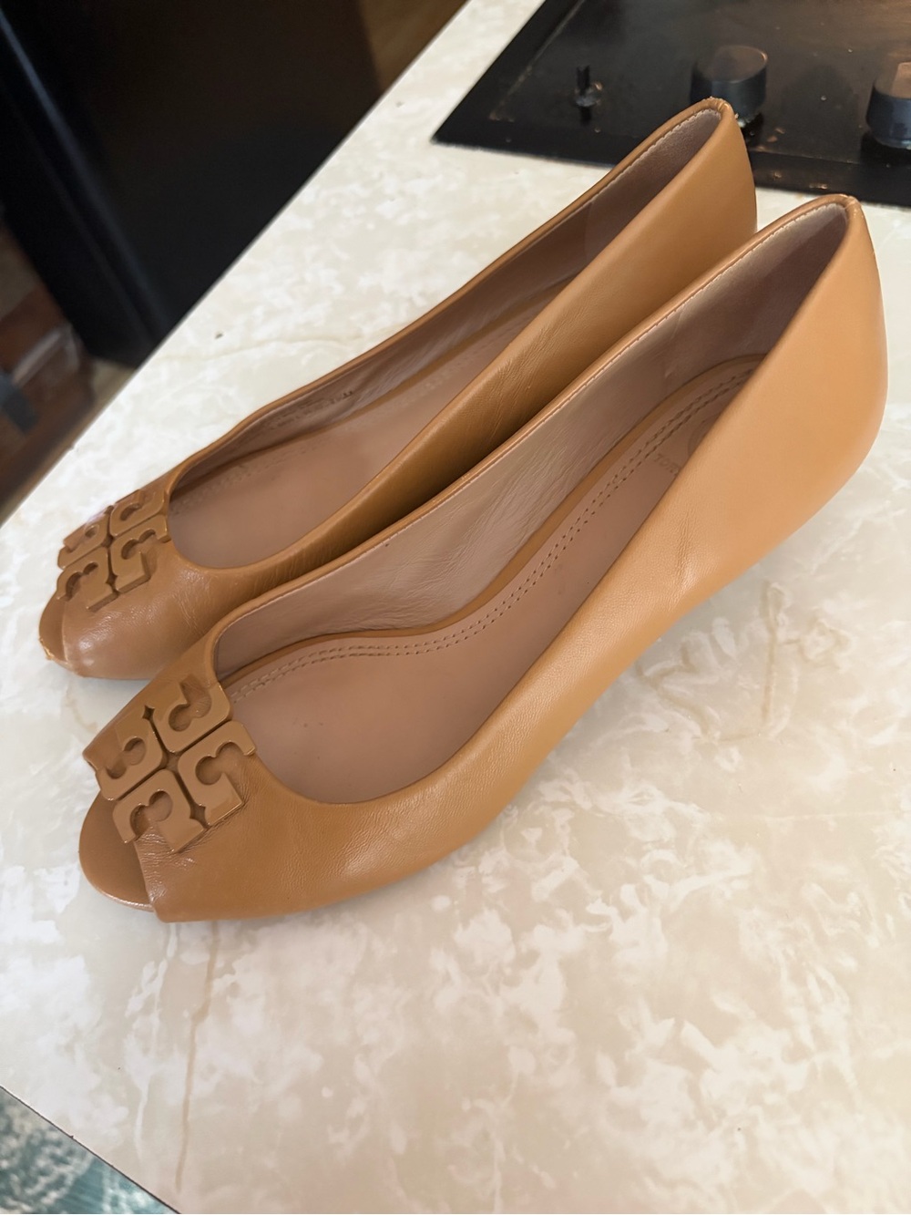 Tory Burch Lowell 2 Peep Toe Wedge Heels Blond Leather Logo Pumps Women’s 7.5M - Picture 8 of 9